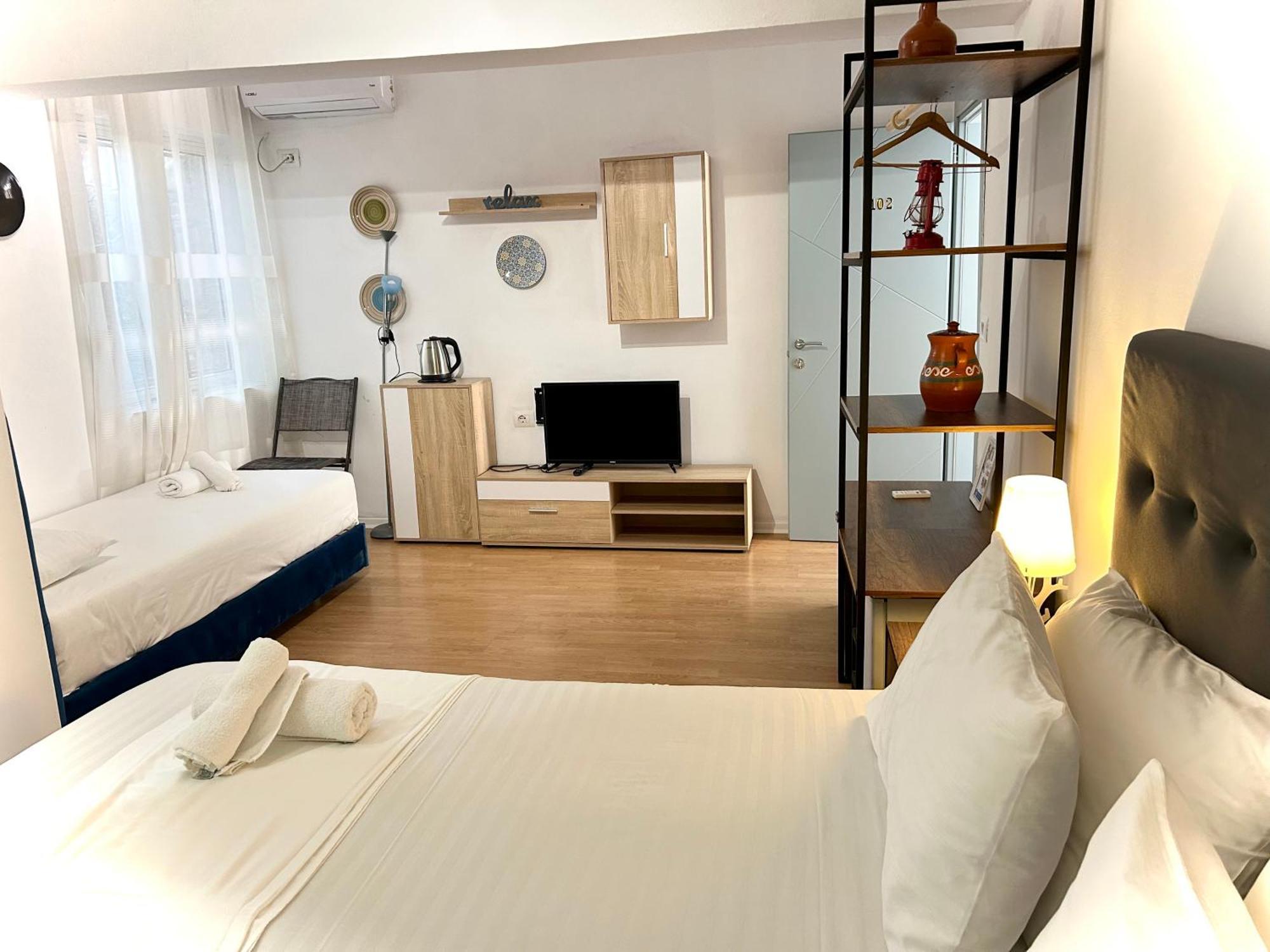 Budget Retreat Tirana & Studios ภายนอก รูปภาพ