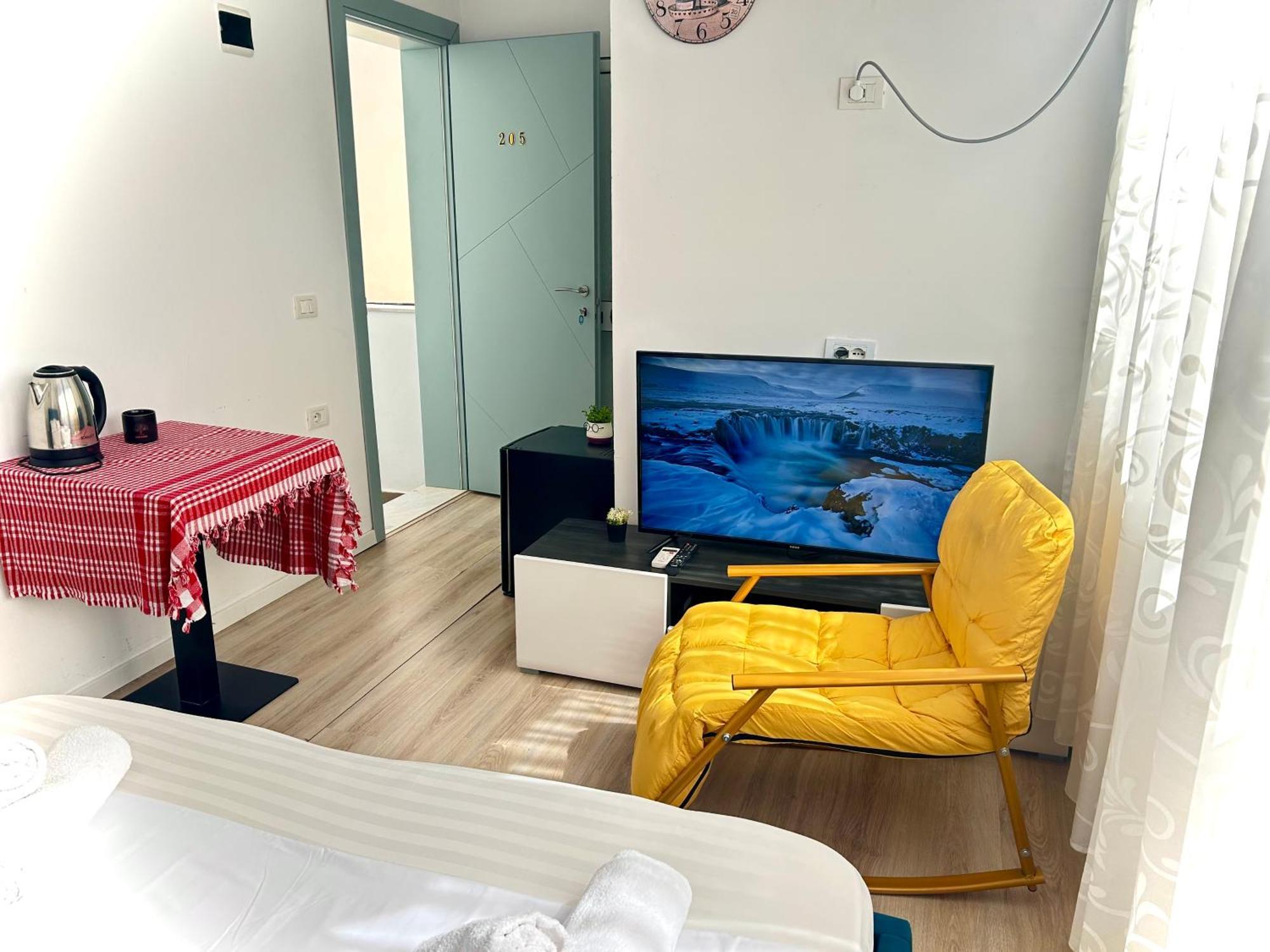 Budget Retreat Tirana & Studios ภายนอก รูปภาพ