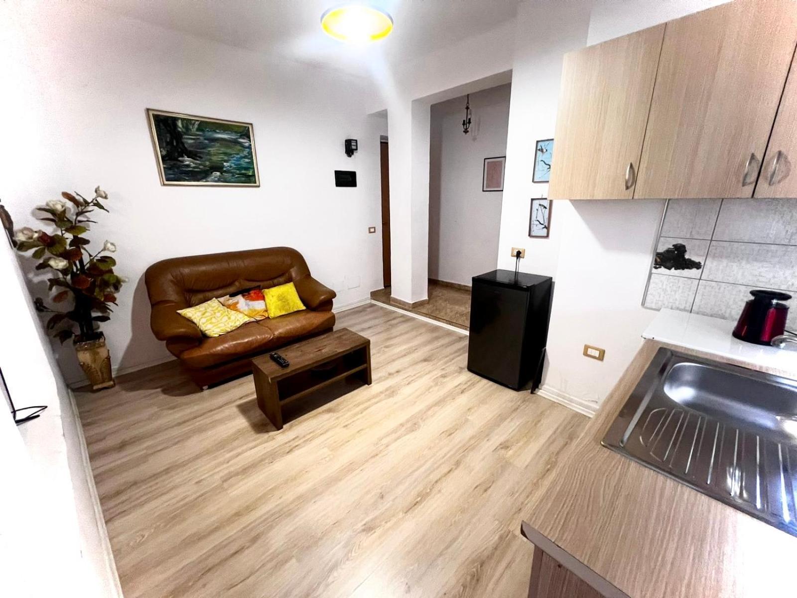 Budget Retreat Tirana & Studios ภายนอก รูปภาพ